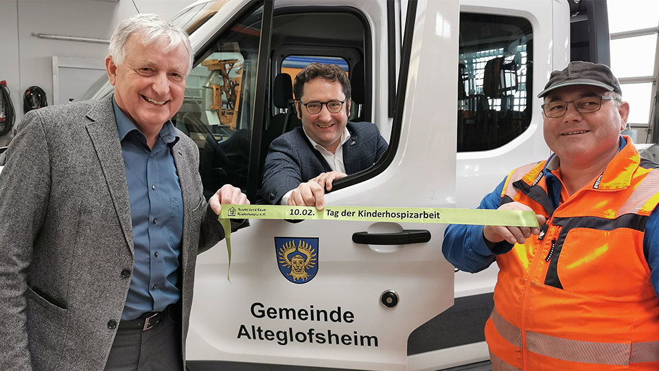 Bürgermeister Herbert Heidingsfelder, Landtagsabgeordneter Tobias Gotthardt und Bauhofleiter Karl Dannhauser (von links) befestigen das erste „grüne Band“ zum Aktionstag für Kinderhospiz.