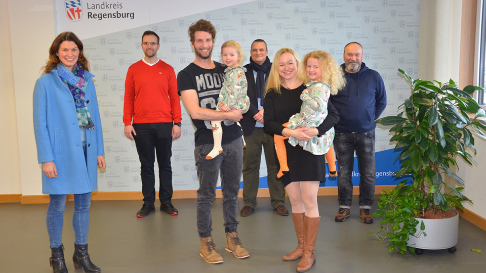 Gajovský erhält die deutsche Staatsbürgerschaft. Auf dem Bild steht er neben seiner Frau. Sie und er haben ein Kind auf dem Arm. Daneben stehen unter anderem Landrätin Tanja Schweiger.