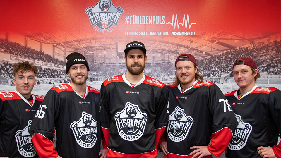 Spieler der Eisbären Regensburg mit dem F*CK CANCER Trikot, mit dem sie am 04. März beim F*CK CANCER Spieltag auflaufen werden.