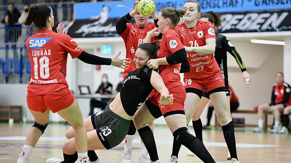 Aufnahme der Kreisläuferin der Bunkerladies Sara Mustafic mit der Nummer 13 während eines Spiels.