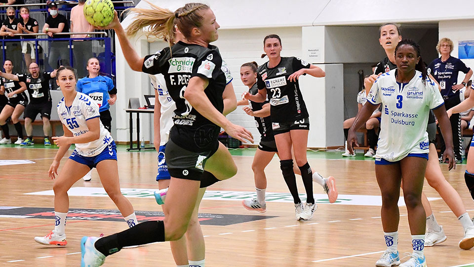 Die Handballspielerin der Bunkerladies Franzi Peter mit der #8 beim Hinspiel gegen Lintfort.