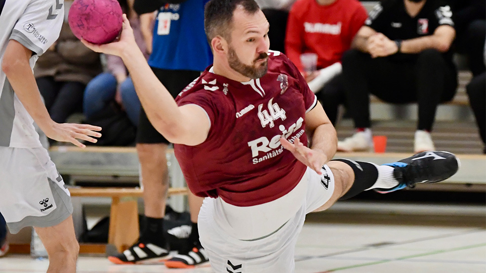 "Adler" Regensburg-Spiel: Die #44 Armin Kiener während des Spiels in Aktion.