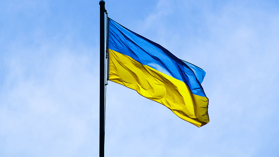 Wehende ukrainische Flagge