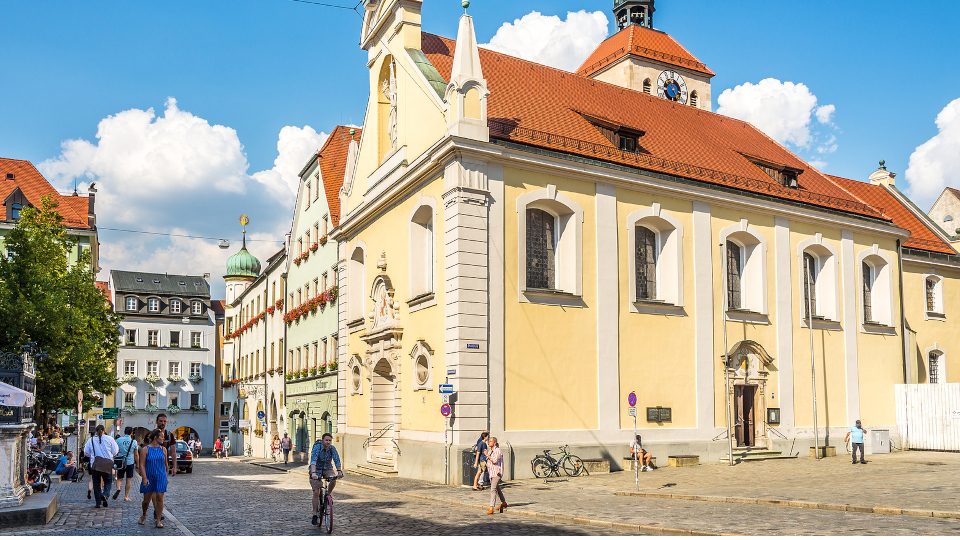 Der Regensburger Domplatz im Sommer