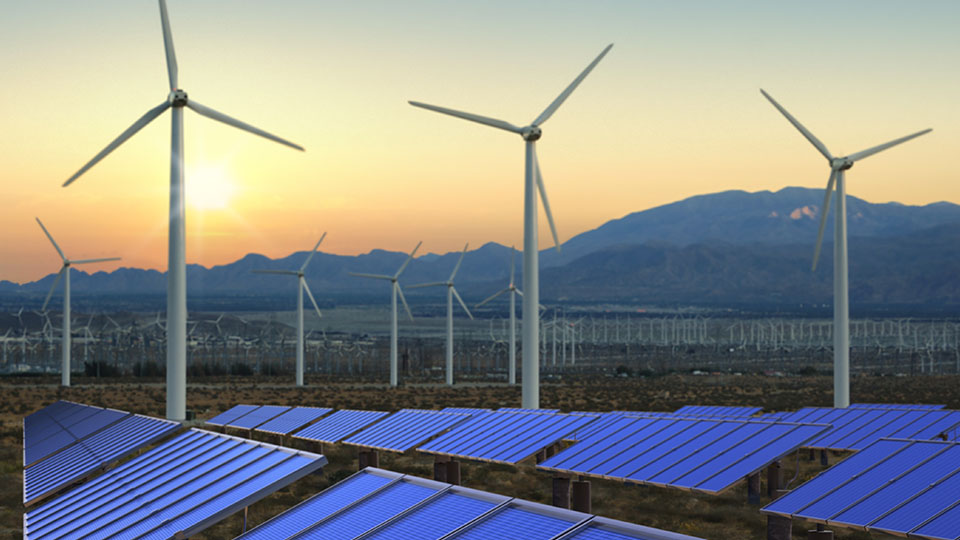 Erneuerbare Energien: Windräder und davor Solarpanels.