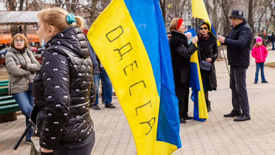 Friedensproteste in Odessa, Frau mit Ukraine Flage