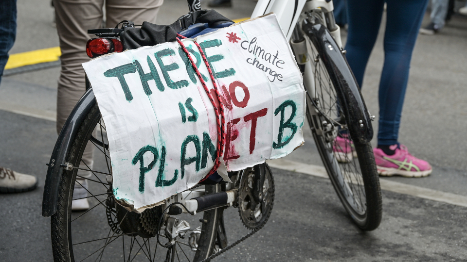 Schild an Fahrrad mit Aufschrift There is no Planet B