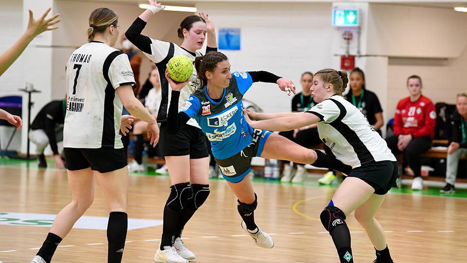 Rückraum-Spielerin Amelie Bayerl vom ESV 1927 Regensburg während eines Angriffs.