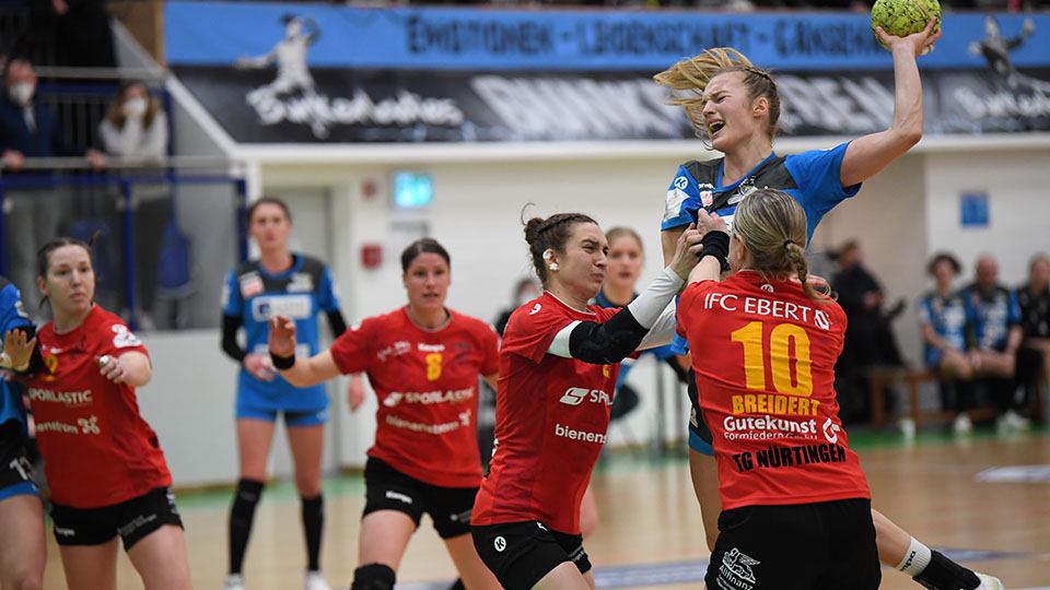 Die #11 der Bunkerladies, Nicole Lederer, während eines Angriffs mit dem Ball in der Hand.