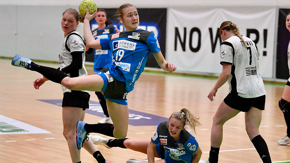 Die Handballerin Johanna Brennauer vom ESC 1927 Regensburg während eines Wurfs.