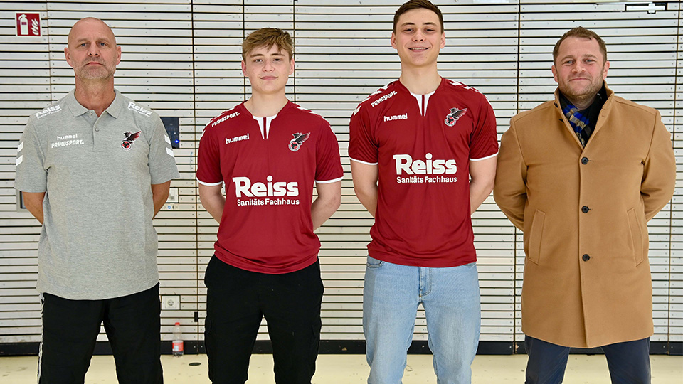 Neuzugang bei den Regensburg Adler: Trainer Kai-Uwe Pekrul, Sebastian Simbeck, Johannes Simbeck, Adler-Geschäftsführer Simon Dillinger (v.l.n.r.).