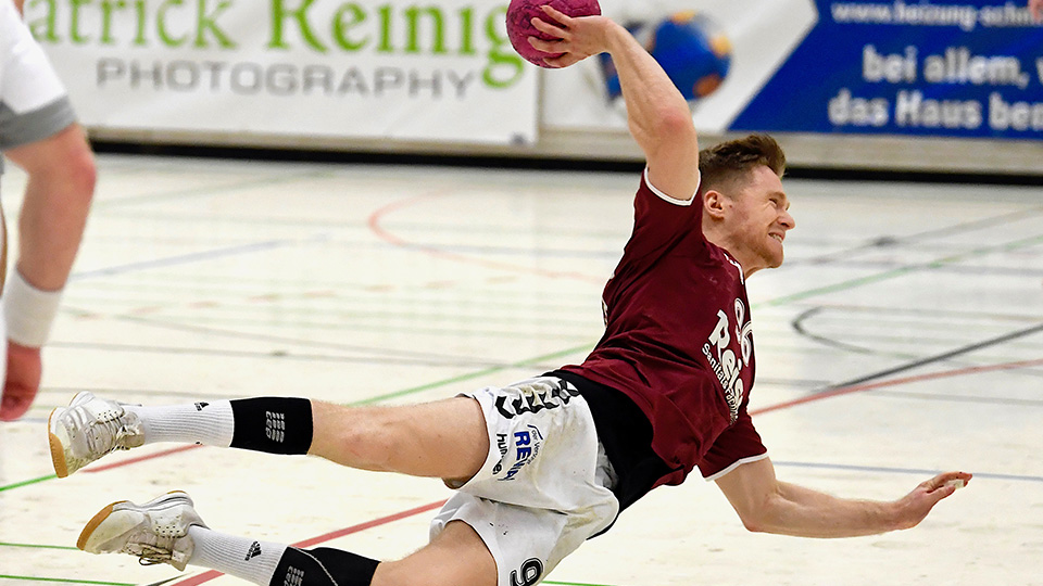 Lukas Heinle, Rückraum-Spieler der Regensburg Adler im bodennahen Körpereinsatz