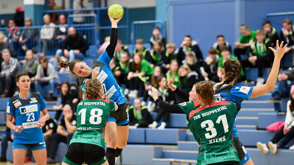 Spielerinnen aus Wuppertal und Regensburg beim Hinspiel