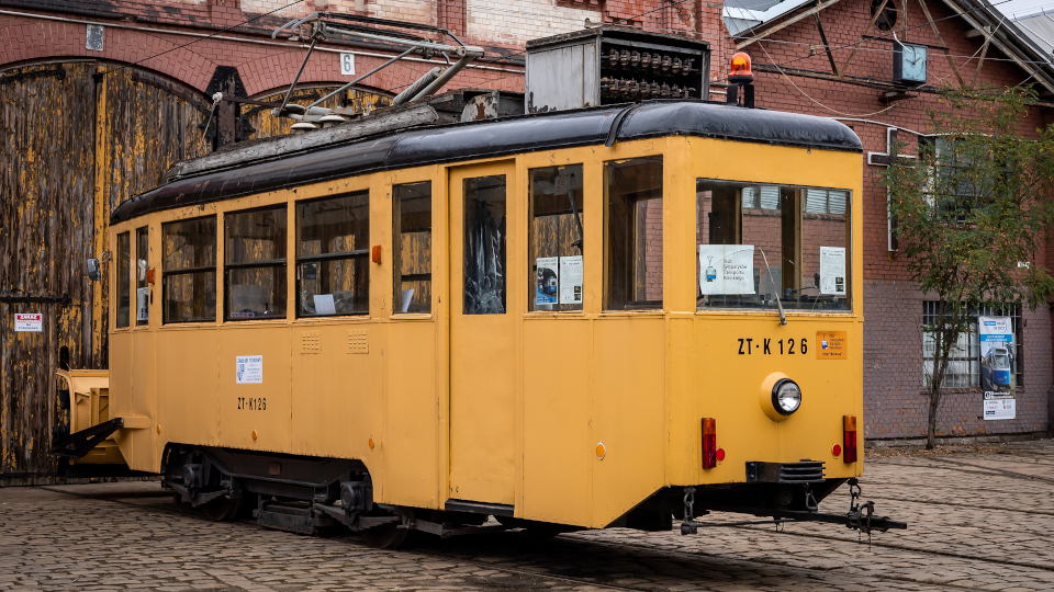 Eine alte gelbe Straßenbahn 