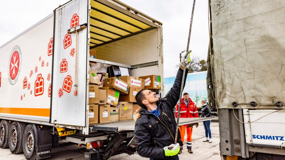 Mann belädt Johanniter-LKW