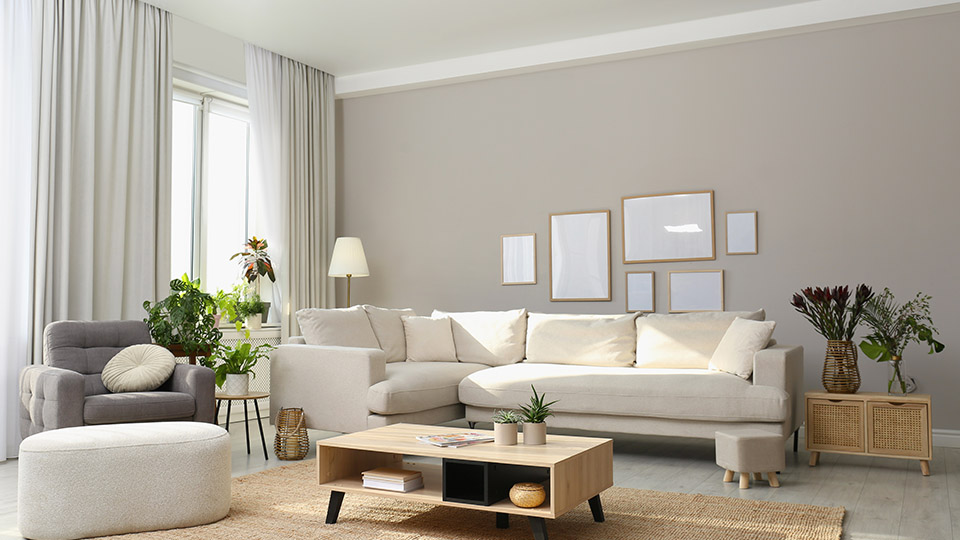 Trends bei der Dekoration des Innenraums: Wohnzimmer in hellen Farben sowie mit Holzmaterialien.
