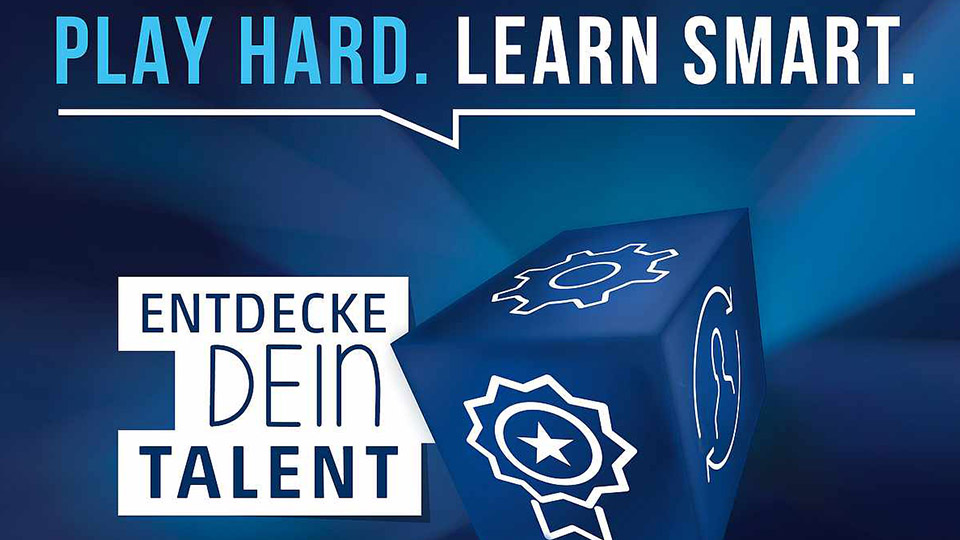 Flyer der Kampagne  „Play Hard – Learn Smart 4.0“ der Eckert-Schulen und des SSV Jahn Regensburg.