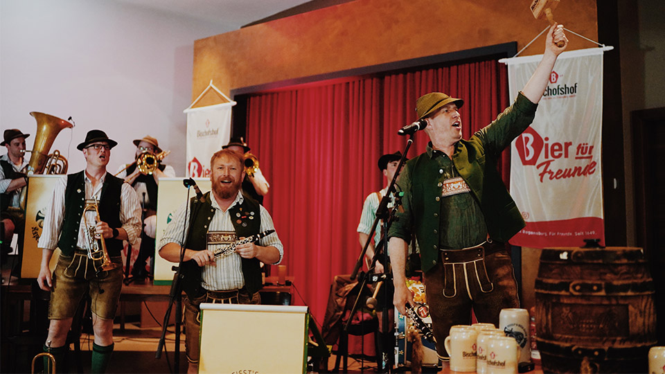 Tag des Bieres 2021: Josef Menzl mit seiner Band bei einem Blasmusik-Konzert inklusive Bierfass.