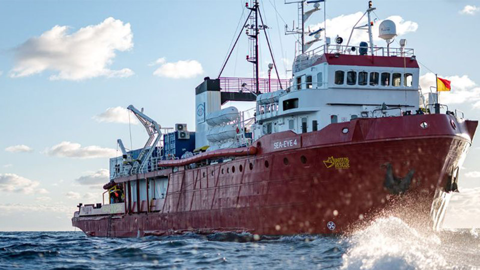 Rot-weißes SEA-EYE 4 Rettungsschiff während eines Einsatzes.
