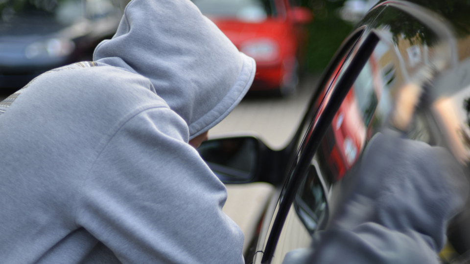 Einbrecher macht sich an Autotür zu schaffen