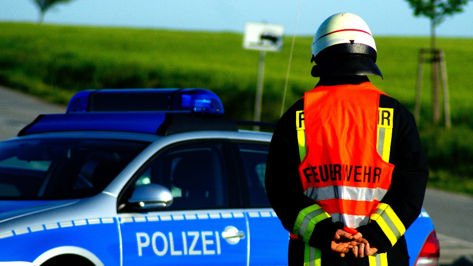 Feuerwehrmann vor Polizeiabsperrung