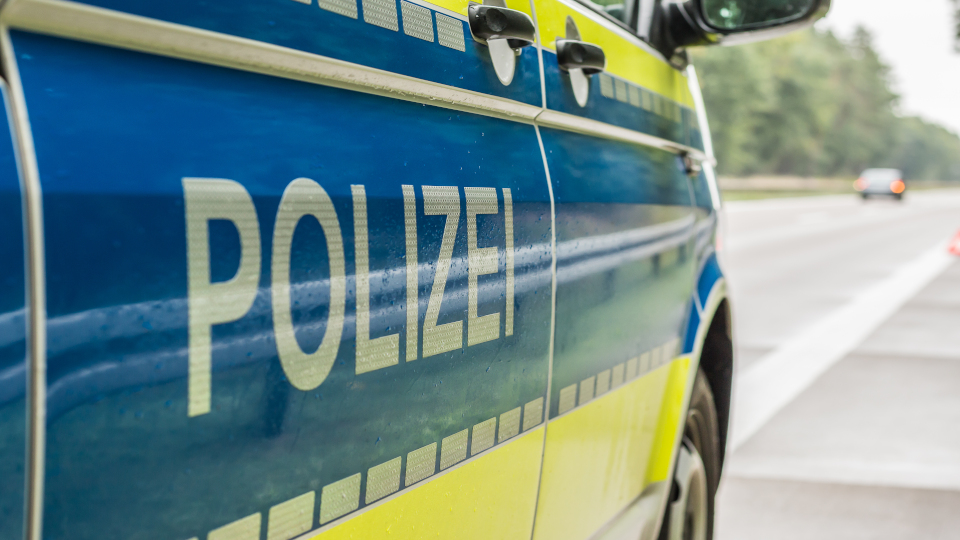 Streifenwagen der Polizei von der Seite.