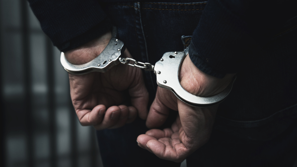 Nahaufnahme Mann in Handschellen