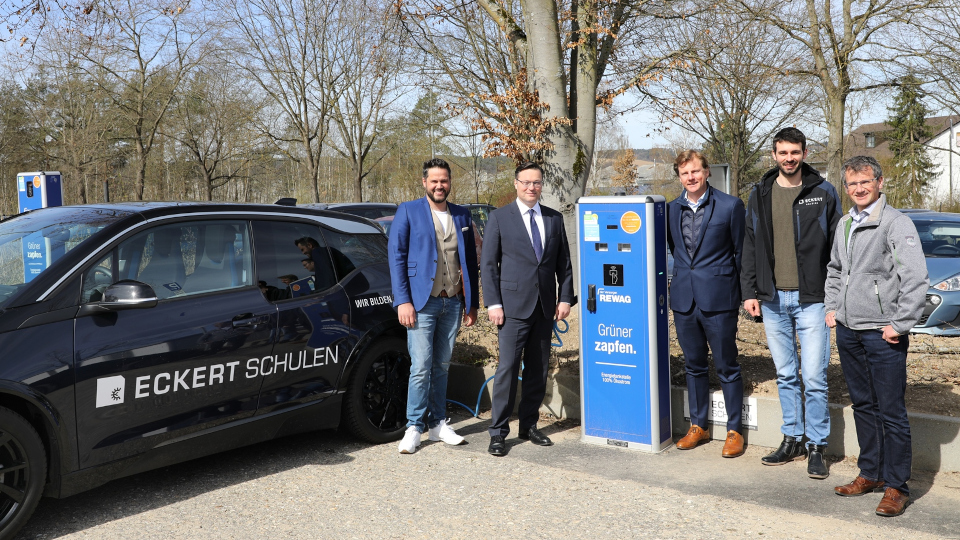 Gruppenbild vor einer der neuen Ladesäulen