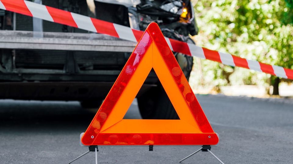 Nahaufnahme Unfall mit Warndreieck
