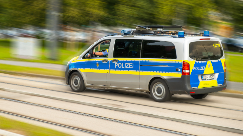 Fahrendes Polizeiauto