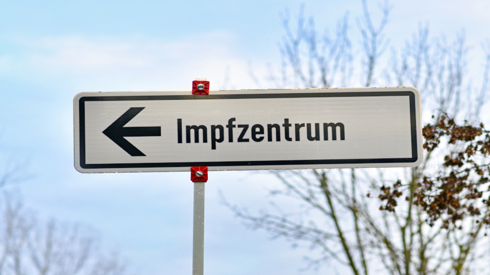 Öffnungszeiten an Ostern: Schild mit der Aufschrift "Impfzentrum"