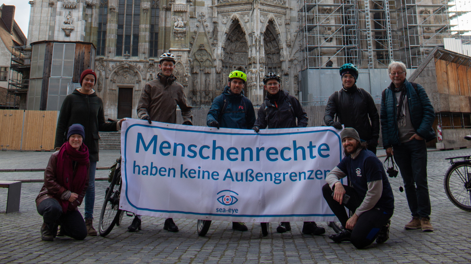 Lukas Laberer mit der Sea-Eye Lokalgruppe vor dem Regensburger Dom