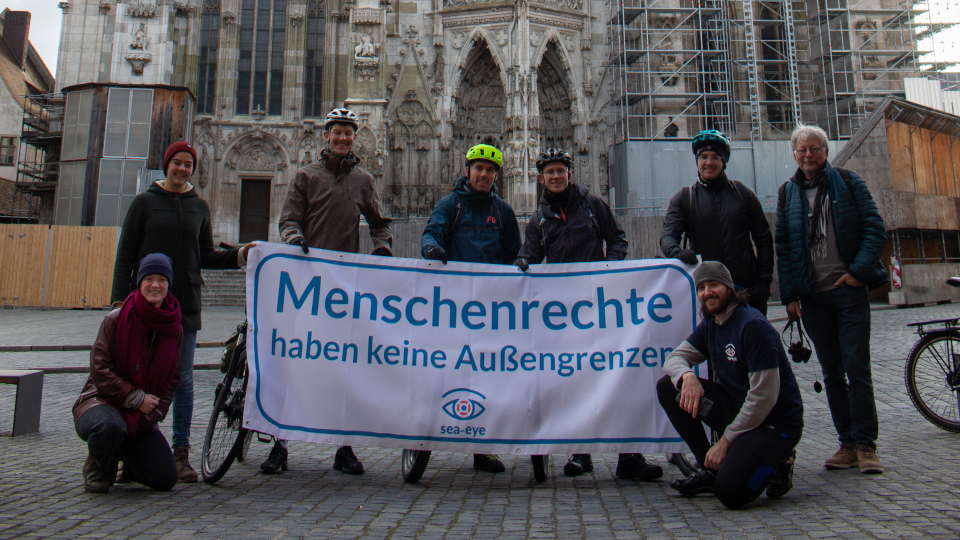 Lukas Laberer mit der Sea-Eye Lokalgruppe vor dem Regensburger Dom