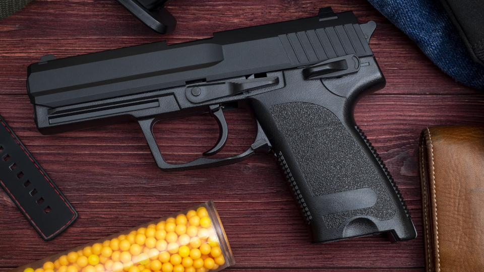 Luftdruckpistole auf Tisch