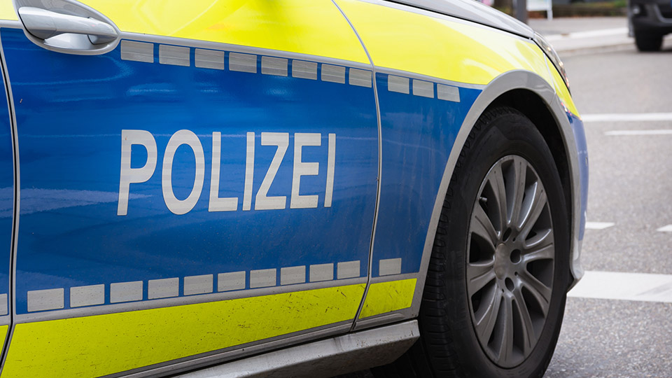 Streifenwagen der Polizei von der Seite.