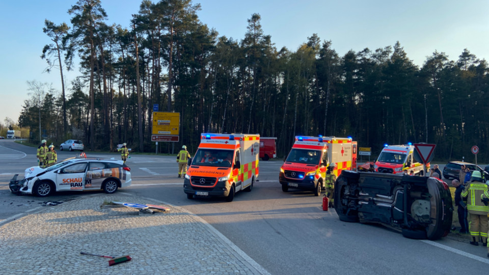 Einsatzkräfte sichern die Unfallstelle