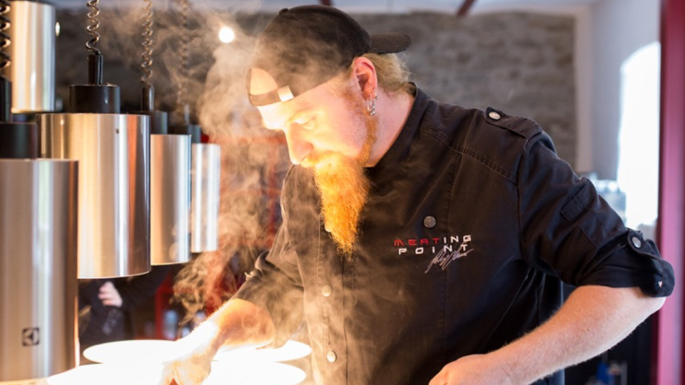 Ludwig Maurer in seiner Küche