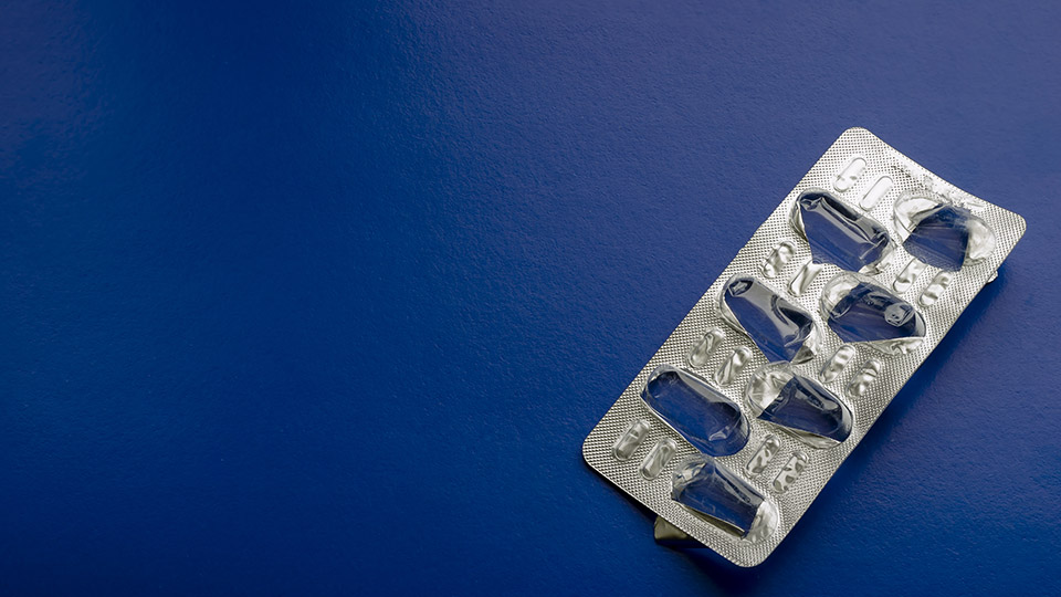 Arzenimittelengpass in Deutschland: Leerer Tablettenblister auf dunkelblauem Hintergrund.