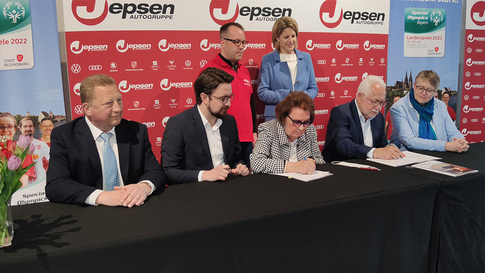 Vertragsunterzeichnung: Rainer Hensel, Gesamtgeschäftsführung Jepsen Autogruppe, Johannes Marx, Gesamtgeschäftsführung Jepsen Autogruppe, Theresa Jepsen, Mehrheitsgesellschafterin Jepsen Autogruppe, Erwin Horak, SOBY-Präsident, Angelika Schlammerl, Schatzmeisterin (v.l.n.r.) sowie Athletensprecher Ernst Kammerer und Bürgermeisterin Dr. Astrid Freudenstein 