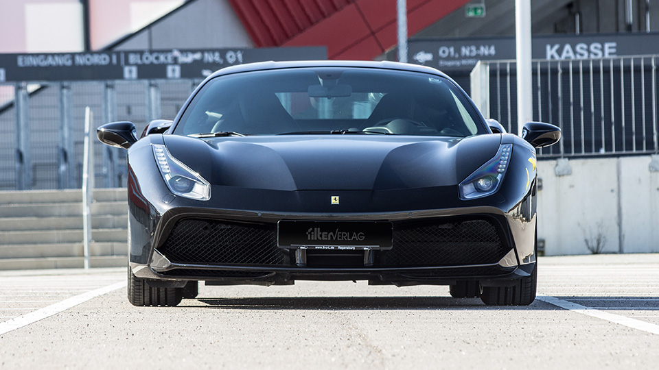 Der Ferrari 488 GTB in schwarz von vorne.