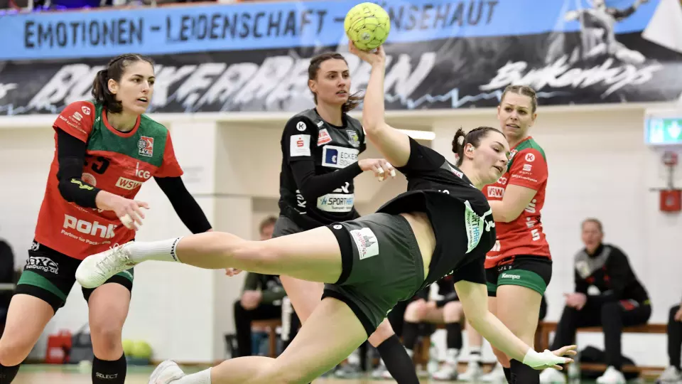 Spielerinnen aus Wuppertal und Regensburg beim Abschluss