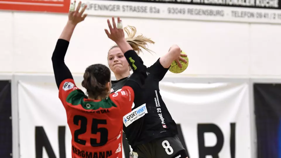 Spielerinnen aus Wuppertal und Regensburg beim Abschluss