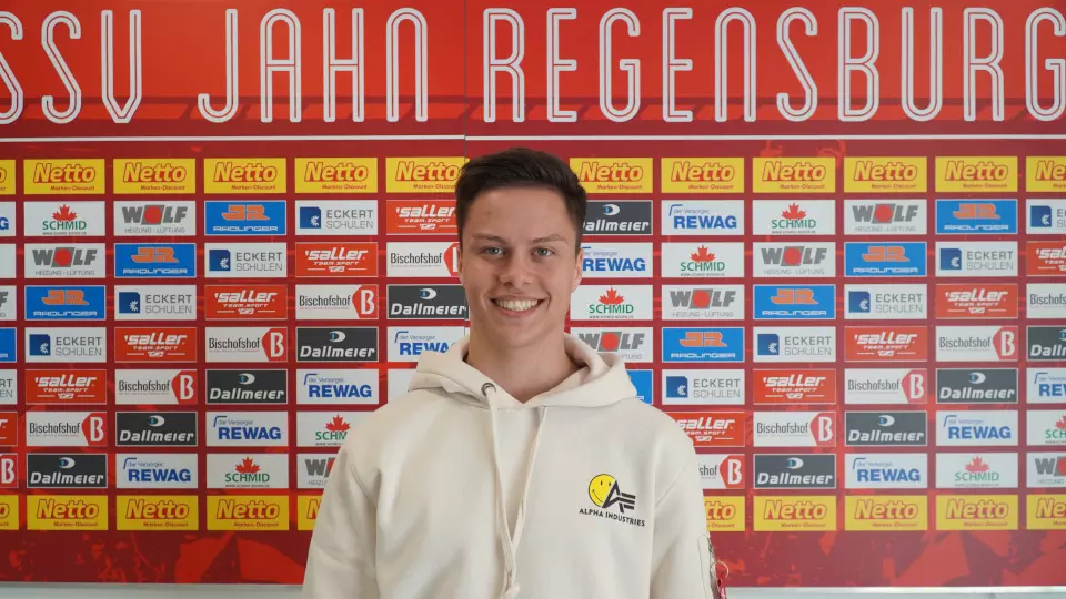 Gouras vor einer Pressewand es Jahn