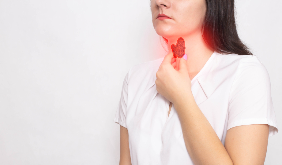 Junge Frau, die sich an der Stelle an den Hals fasst, wo die Schilddrüse drunter liegt. Diese ist grafisch dargestellt.