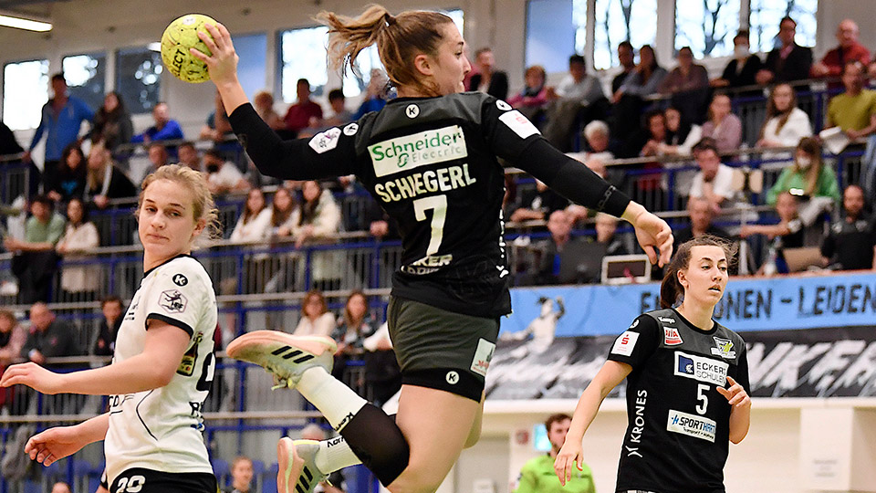 Nicole Schiegerl mit der Nummer 7 vom ESV 1927 Regensburg.