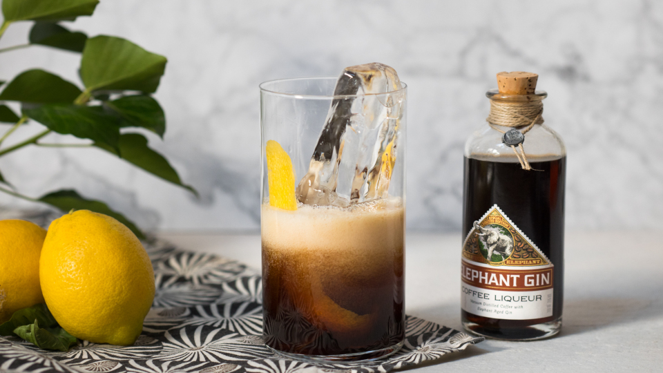 EIne Flasche Elephant Gin neben dem Coffee Drink
