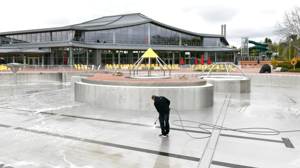 Das Spaßbecken wird mit Hochdruckreiniger und Co bearbeitet, bevor frisches Wasser eingelassen wird