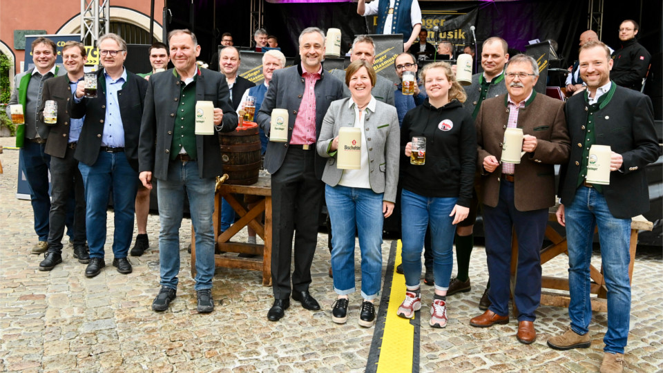 Die Vertreter der sieben Stadt- und Landkreisbrauerein, sowie der Stadt und des Landkreis Regensburgs stoßen zusammen an.
