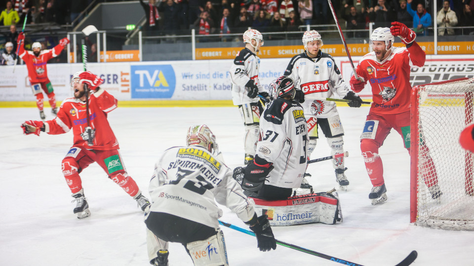 Eisbären Regensburg bejubeln Tor