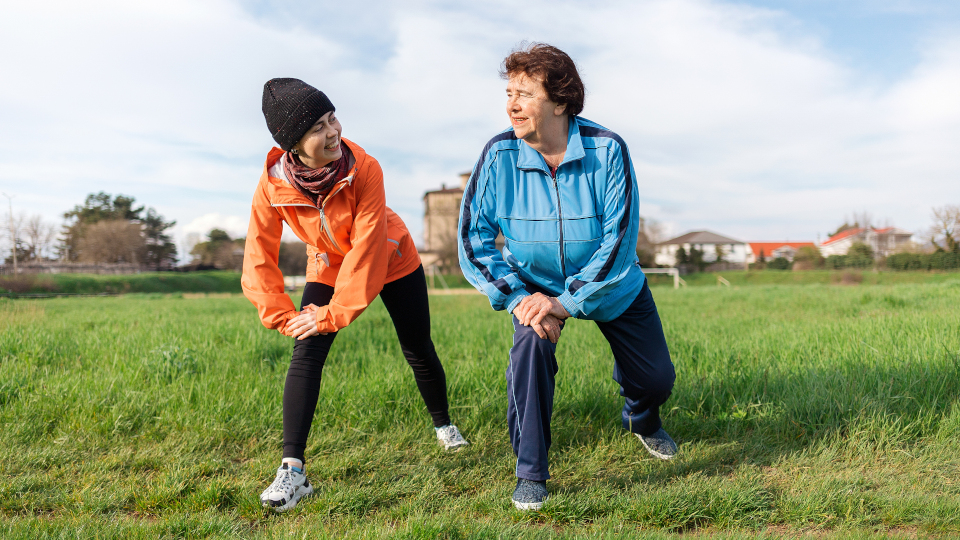 Ältere Dame beim Sport mit jüngerer Frau